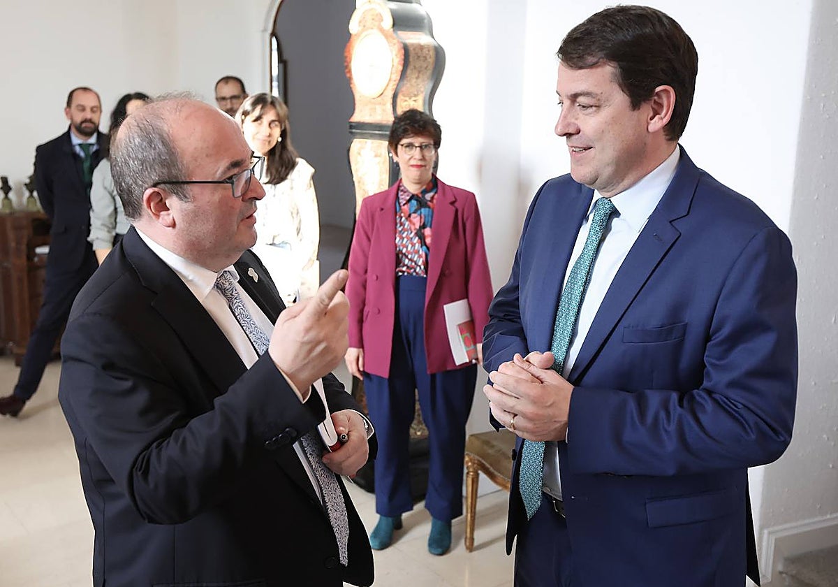 Mañueco, durante su reunión con el ministro Iceta