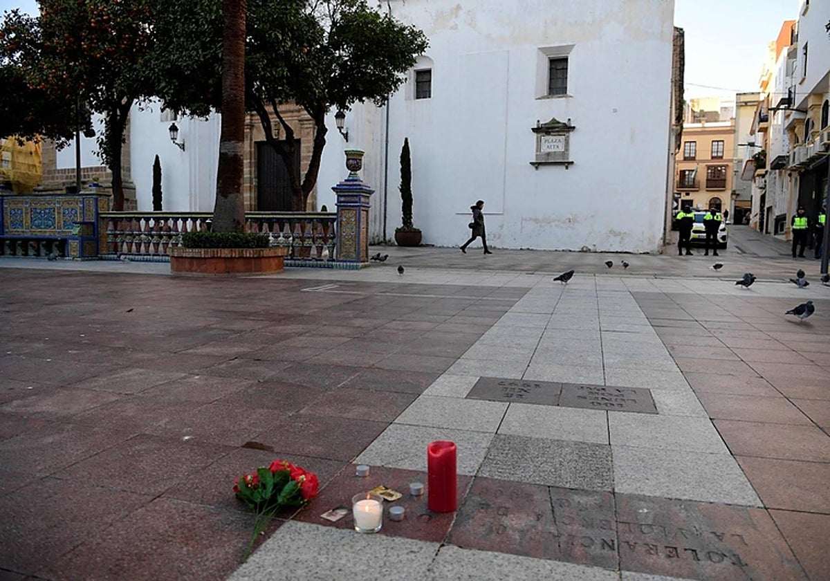 Flores y velas en el lugar en el que Kanjaa asesinó al sacristán de la iglesia de la Palma de Algeciras