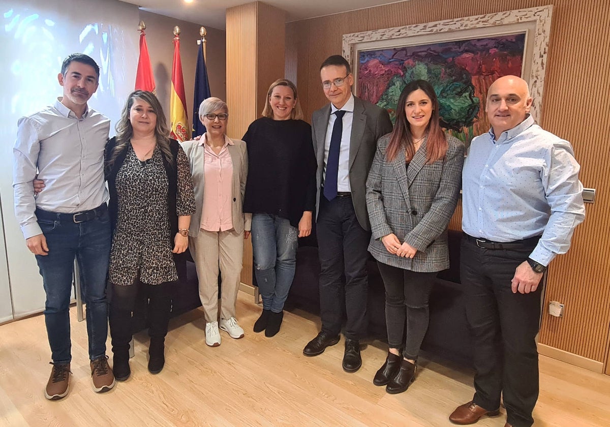 ´La consejera Isabel Blanco junto a miembros de la Junta Directiva de la Asociación de Esclerosis Lateral Amiotrófica