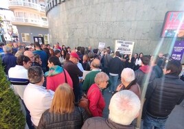 La alcaldesa de Maracena, abucheada y acusada de «boicot» en la concentración de apoyo a la concejal secuestrada
