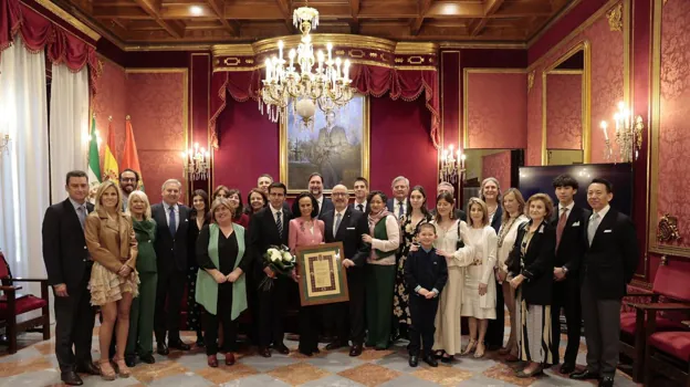 Imagen de la foto de familia tomada en el Ayuntamiento