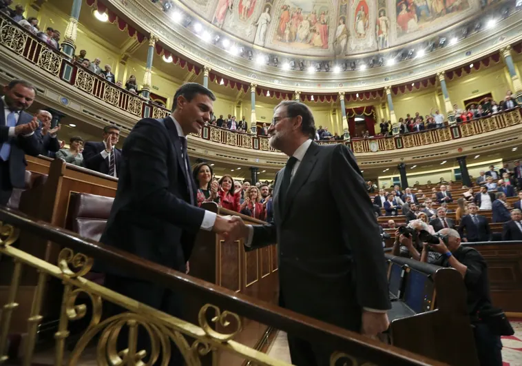 Sánchez y Rajoy se estrechan la mano en la moción de 2018