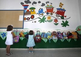 La caída de la natalidad deja cada vez más aulas vacías en Andalucía