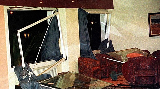 Destrozos en una de las habitaciones del Montecarlo tras la explosión del coche bomba
