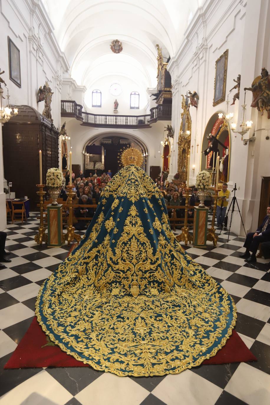 El deslumbrante manto bordado de la Virgen de la Trinidad de Córdoba, en imágenes