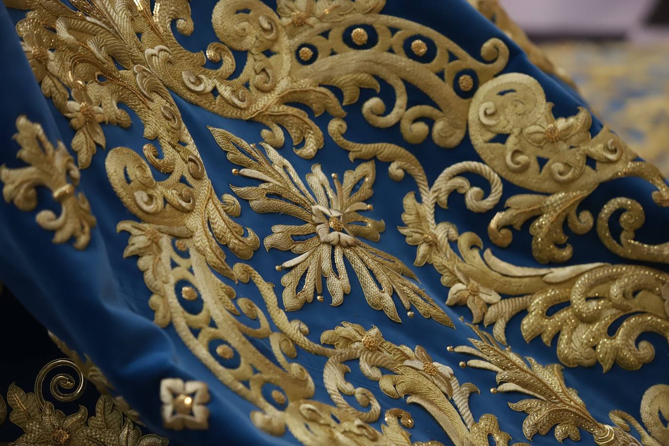 El deslumbrante manto bordado de la Virgen de la Trinidad de Córdoba, en imágenes