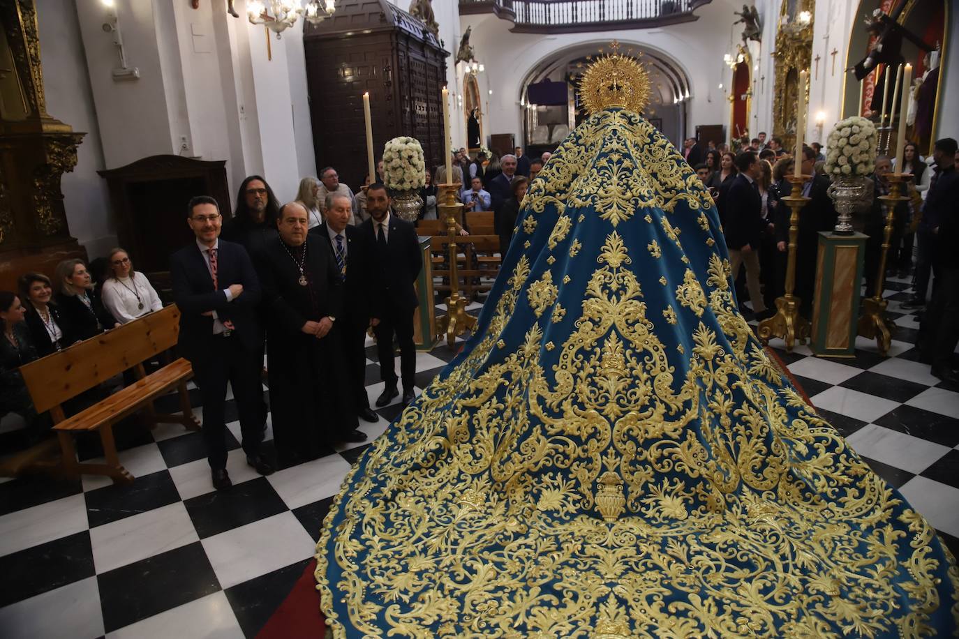 El deslumbrante manto bordado de la Virgen de la Trinidad de Córdoba, en imágenes