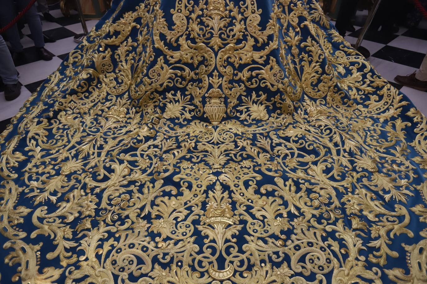 El deslumbrante manto bordado de la Virgen de la Trinidad de Córdoba, en imágenes