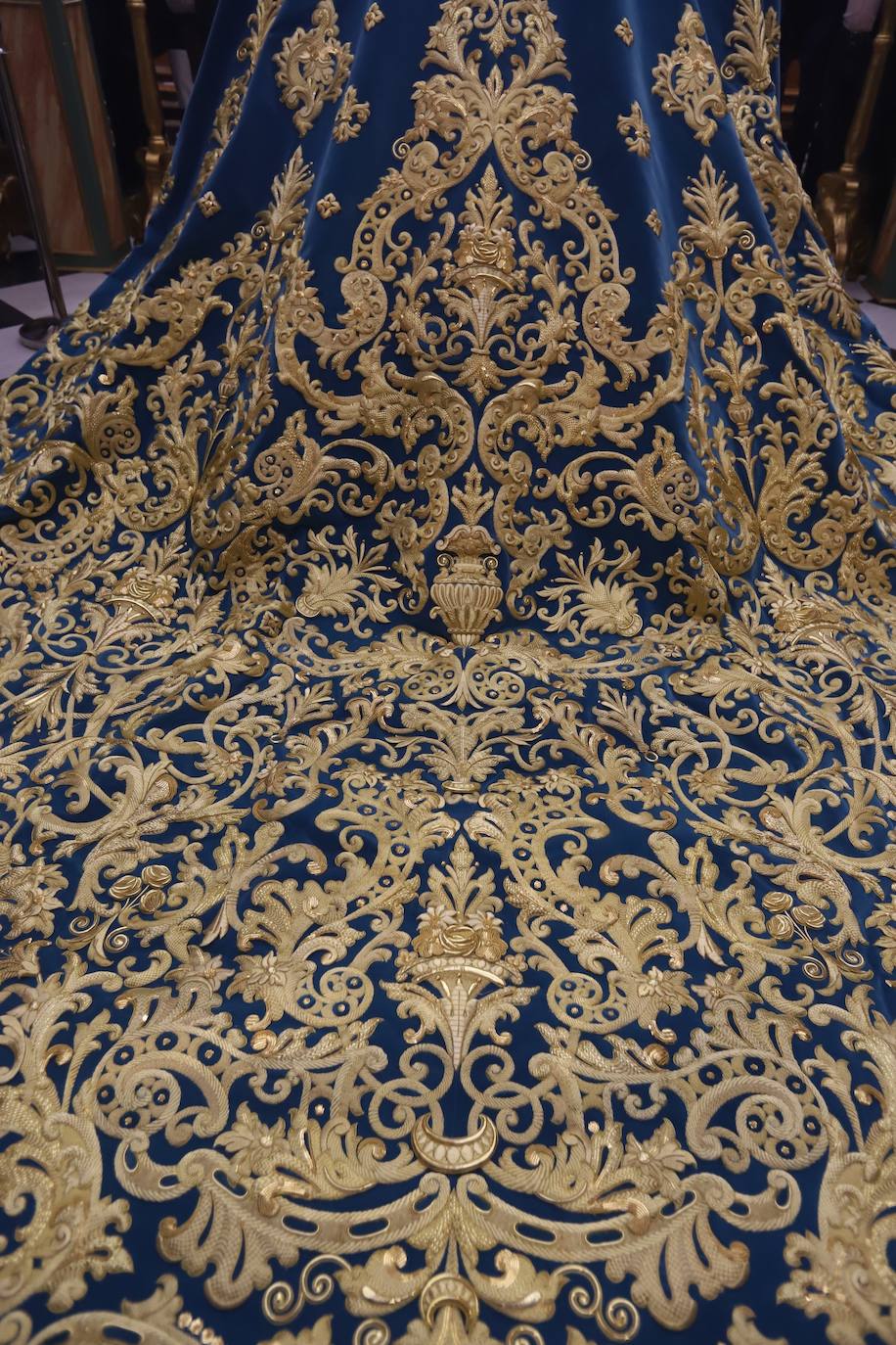 El deslumbrante manto bordado de la Virgen de la Trinidad de Córdoba, en imágenes