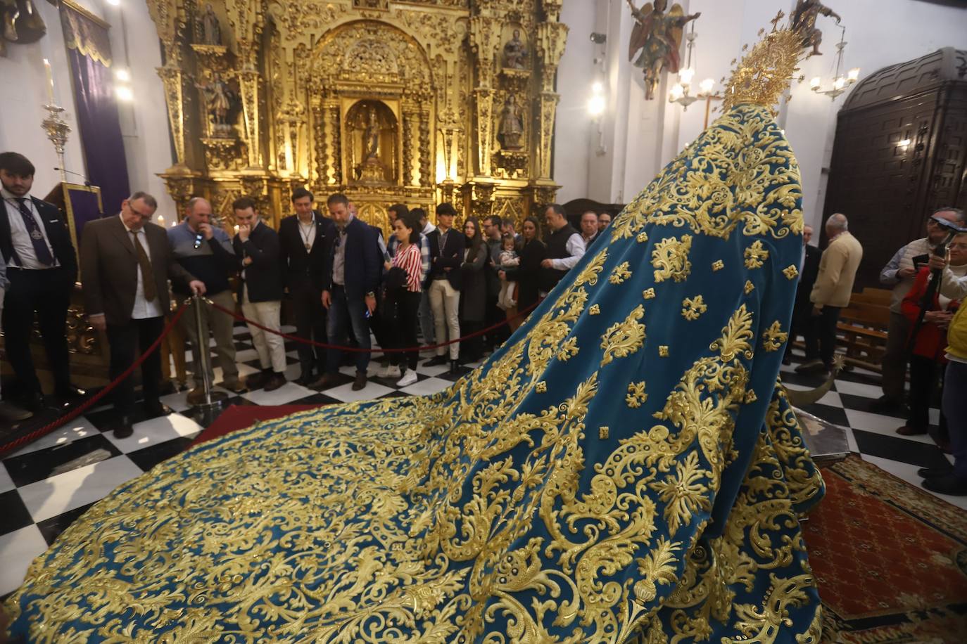 El deslumbrante manto bordado de la Virgen de la Trinidad de Córdoba, en imágenes