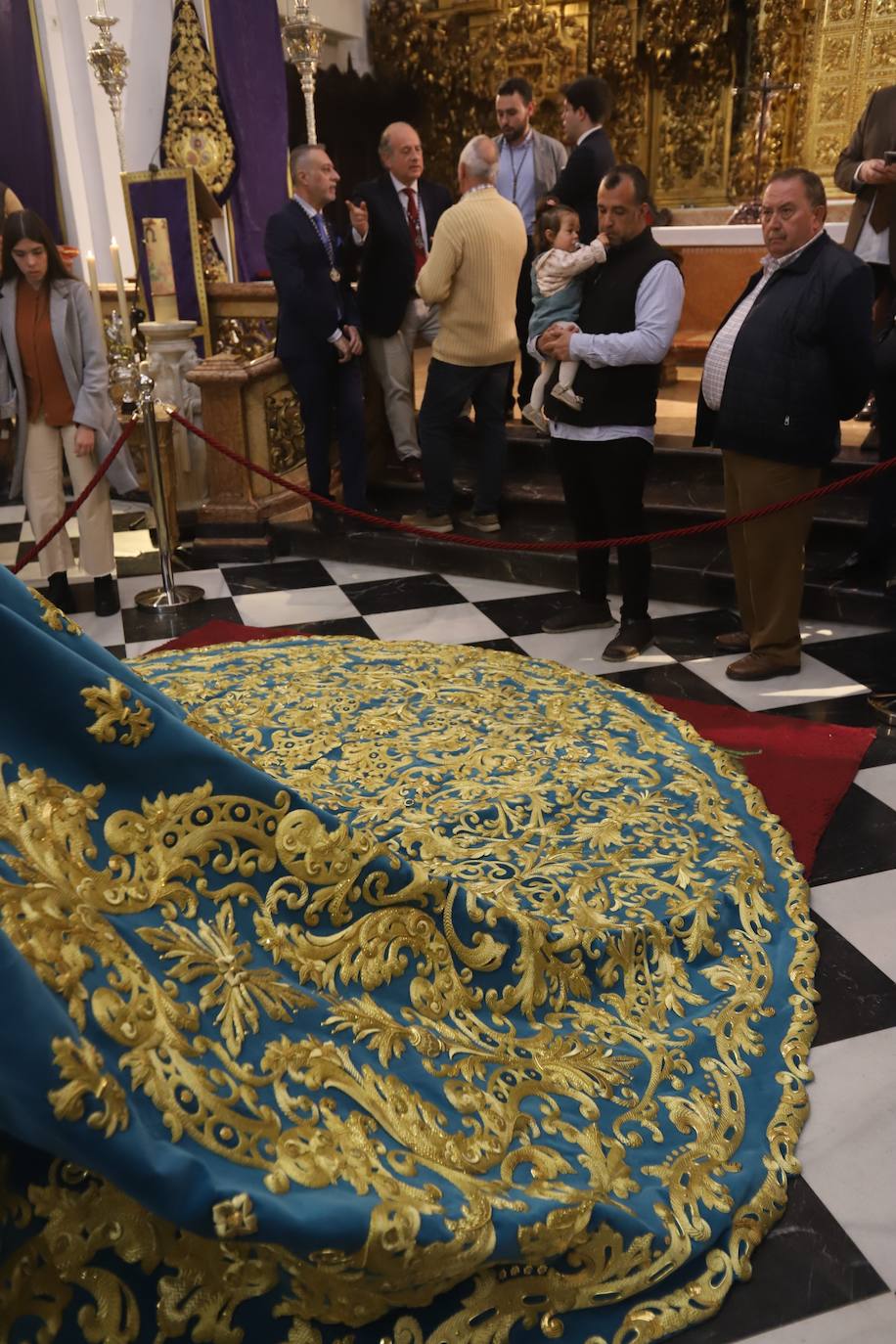 El deslumbrante manto bordado de la Virgen de la Trinidad de Córdoba, en imágenes