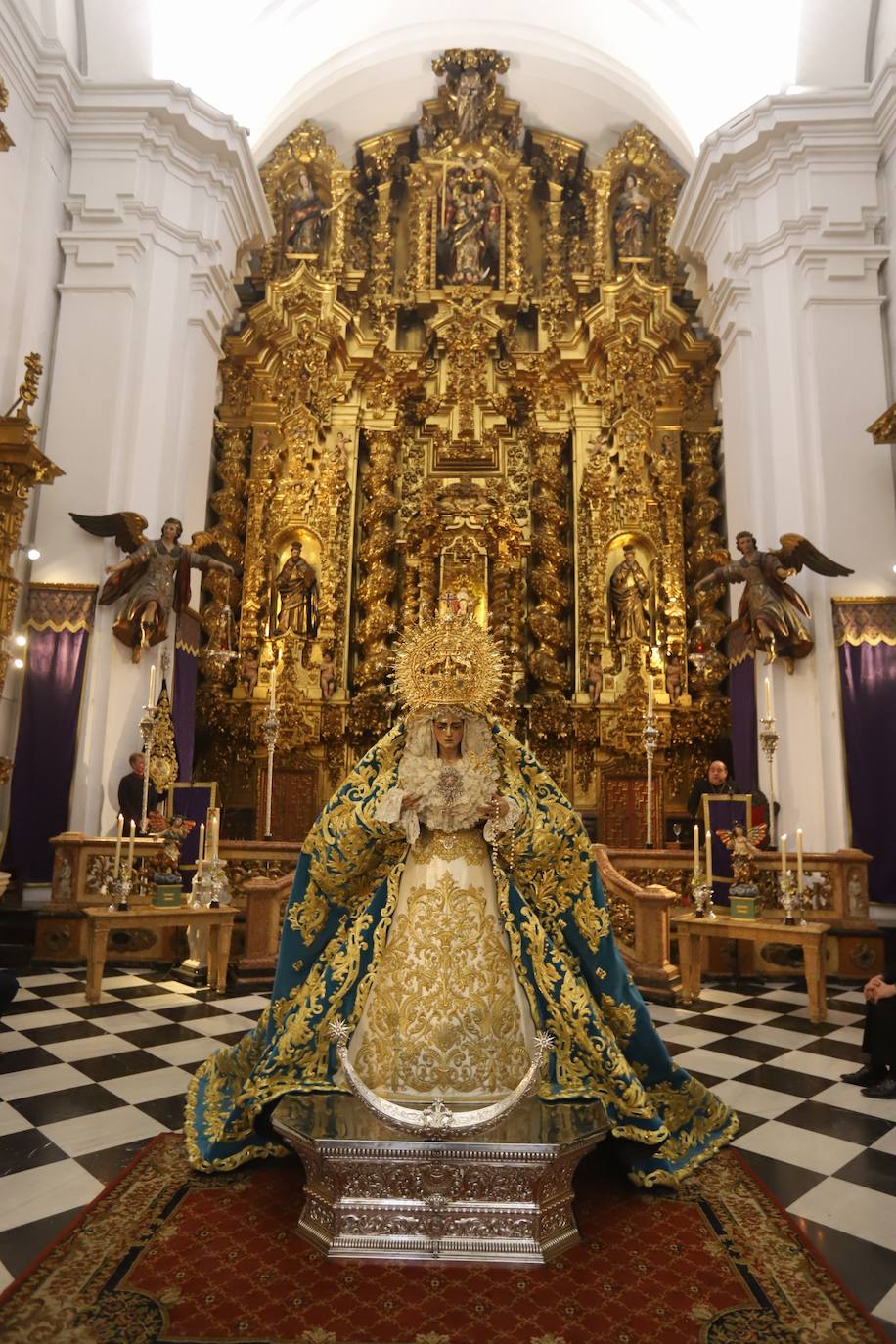 El deslumbrante manto bordado de la Virgen de la Trinidad de Córdoba, en imágenes