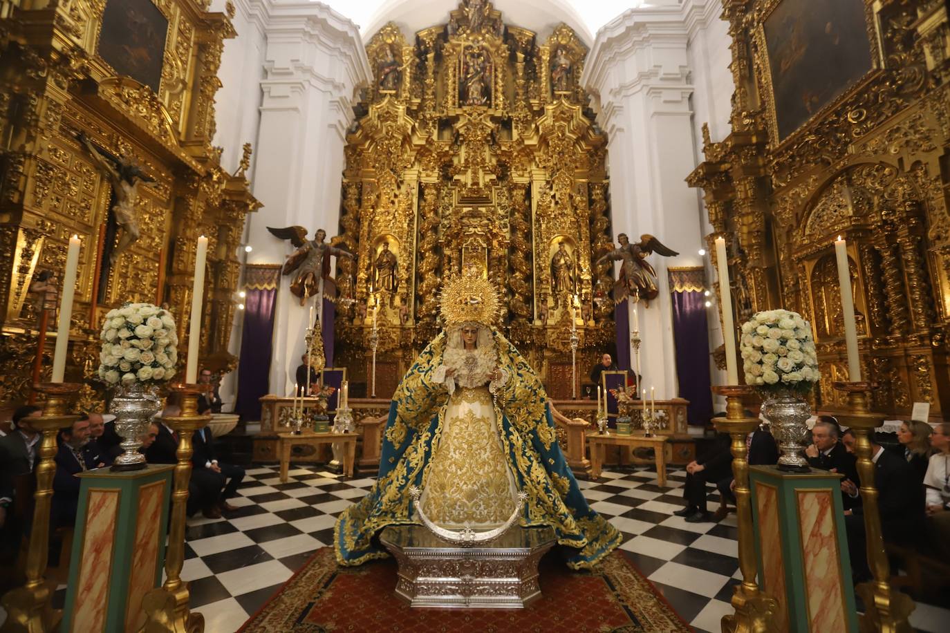 El deslumbrante manto bordado de la Virgen de la Trinidad de Córdoba, en imágenes