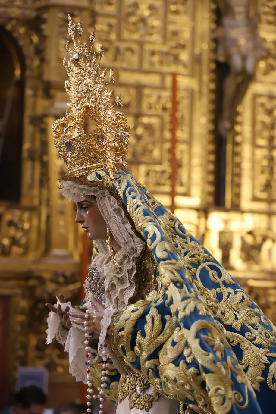 El deslumbrante manto bordado de la Virgen de la Trinidad de Córdoba, en imágenes