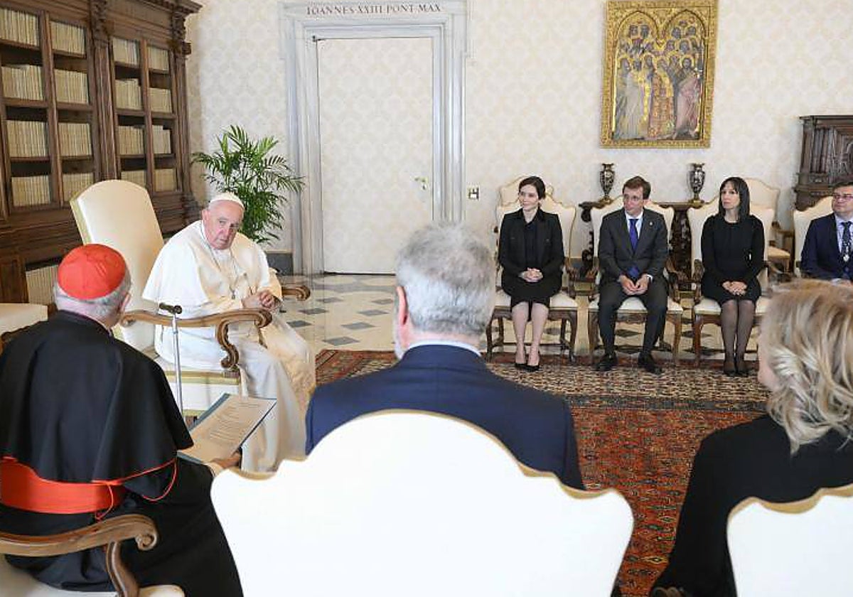 El Papa, junto a las máximas autoridades madrileñas y el arzobispo Carlos Osoro, en el Vaticano