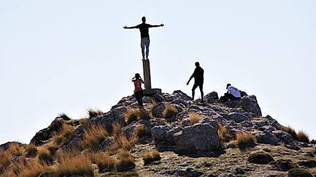 Senderistas celebran su llegada a lo más alto de La Tiñosa