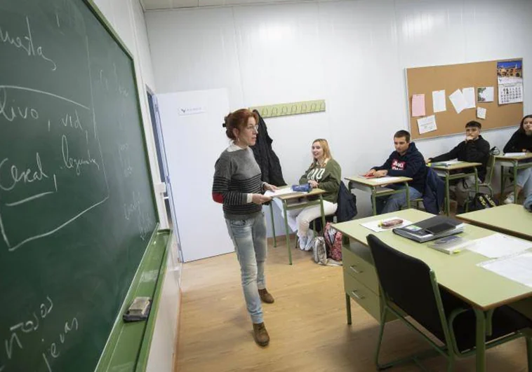 La Comunidad de Madrid contratará a 820 personas para liberar de tareas burocráticas a profesores y directores de centros públicos