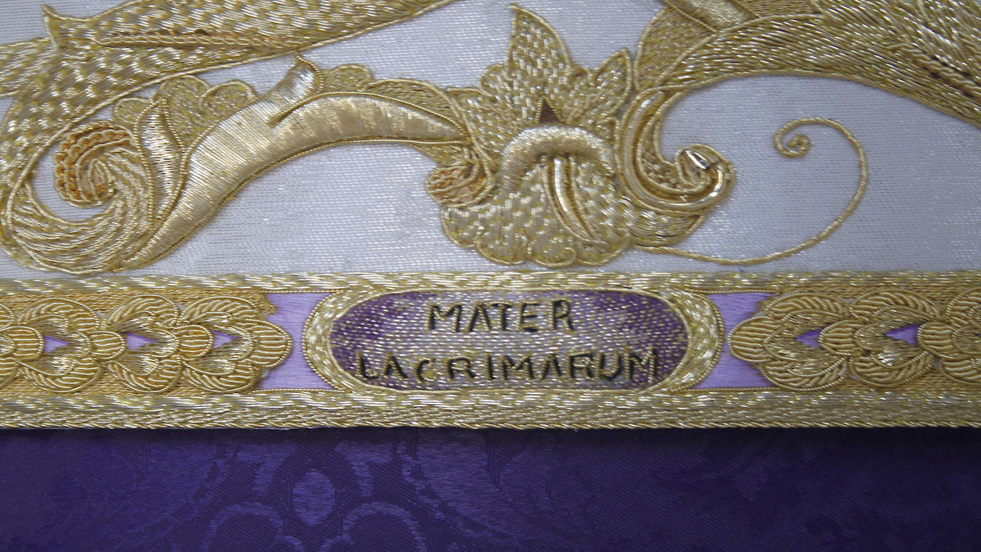 En imágenes, la nueva saya de la Virgen de las Lágrimas de Córdoba, al detalle