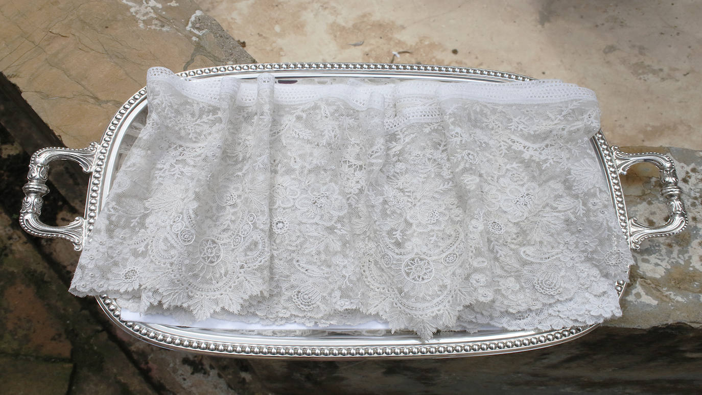 En imágenes, la nueva saya de la Virgen de las Lágrimas de Córdoba, al detalle