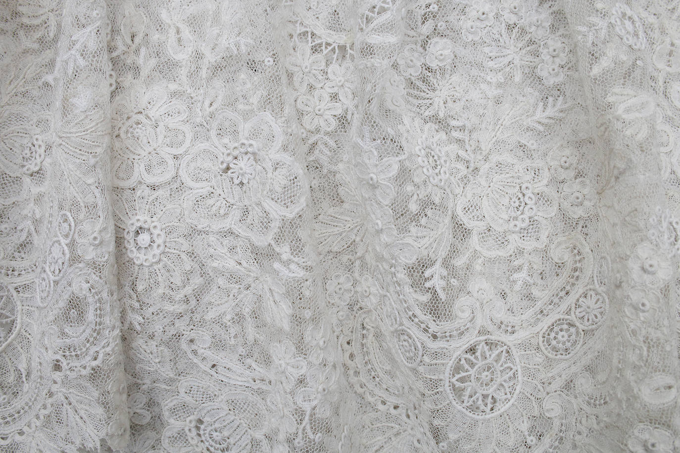 En imágenes, la nueva saya de la Virgen de las Lágrimas de Córdoba, al detalle