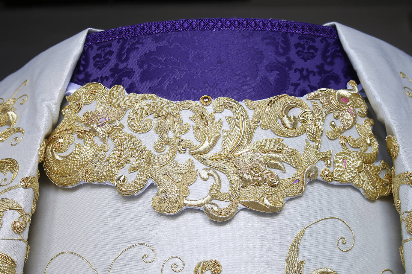 En imágenes, la nueva saya de la Virgen de las Lágrimas de Córdoba, al detalle