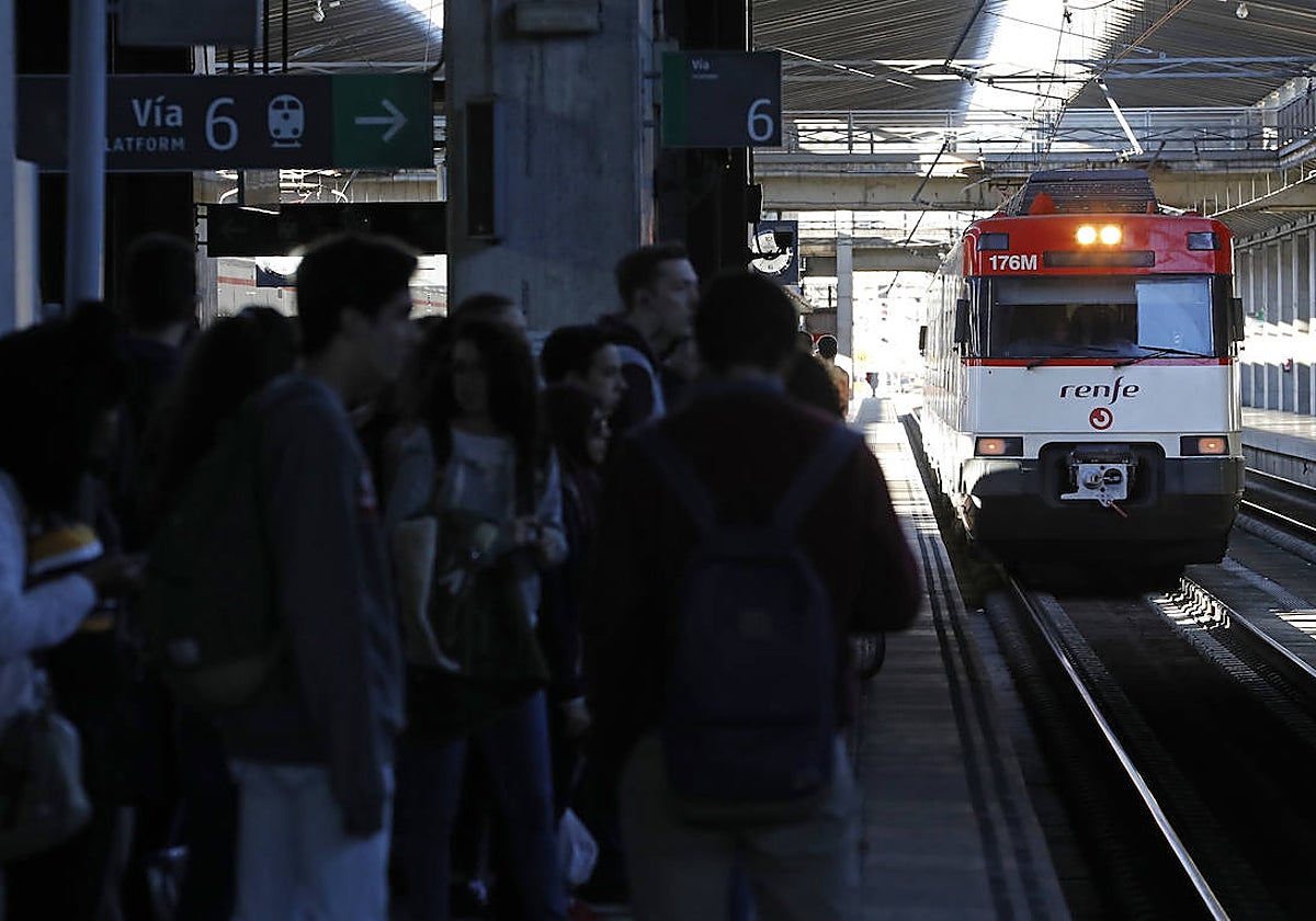 Universitarios esperando el tren hacia Rabanales