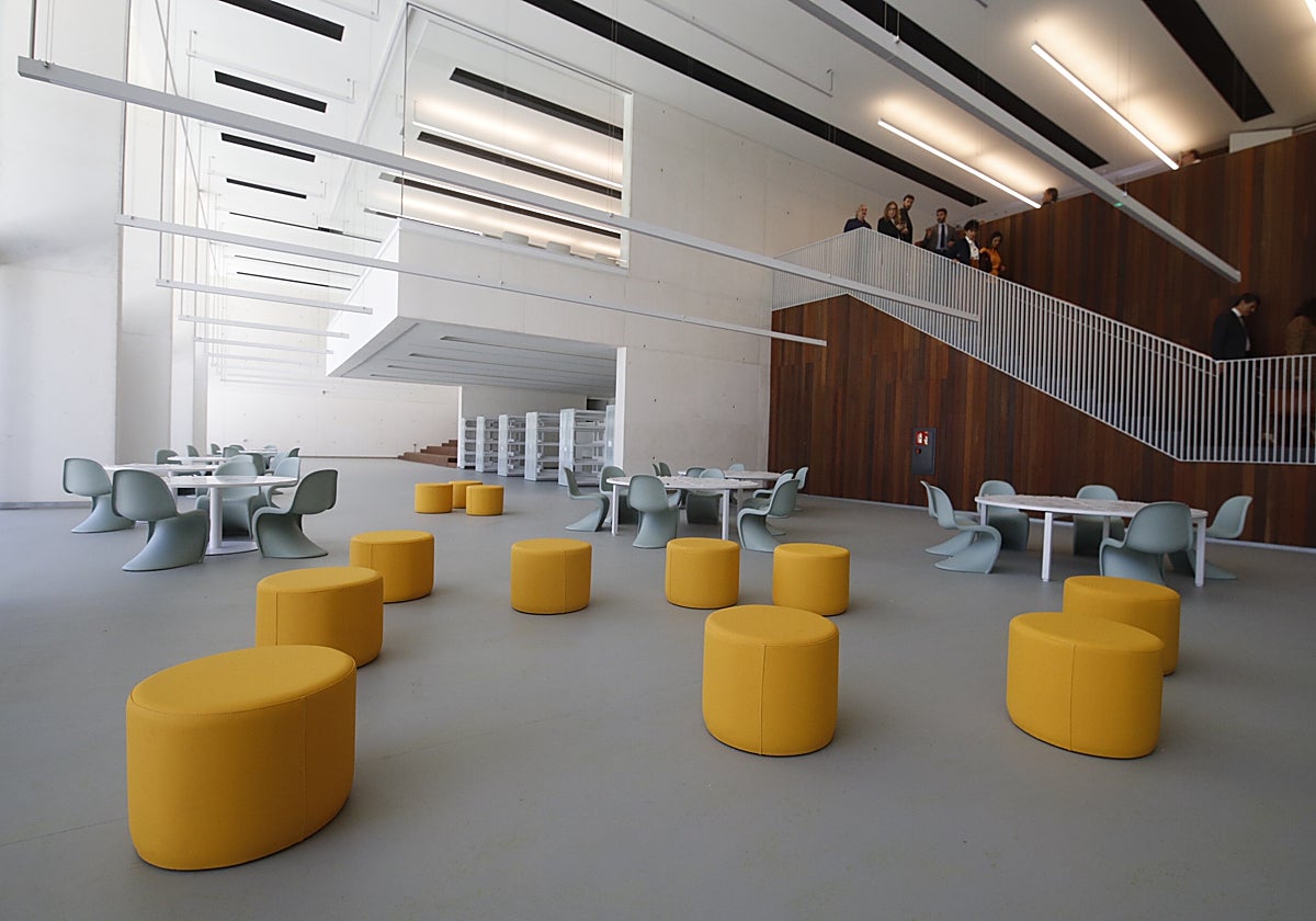 Planta baja de la Biblioteca 'Grupo Cántico' con una zona de lectura