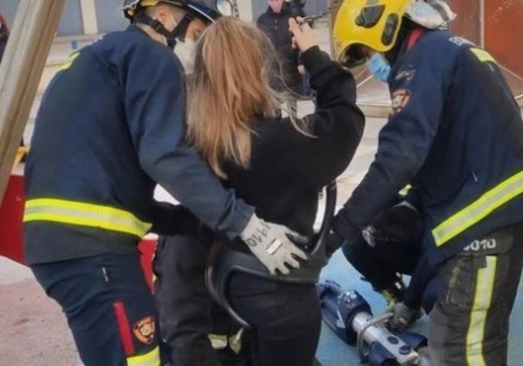 Denunciado en Palencia por uso indebido del parque un adolescente de 16 años que quedó atrapado en un columpio