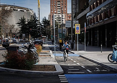 Imagen secundaria 1 - Arriba, los espacios verdes han crecido y se han plantado 300 árboles. Abajo, izq., carril-bici segregado y bidireccional. Derecha, zona de juegos infantiles