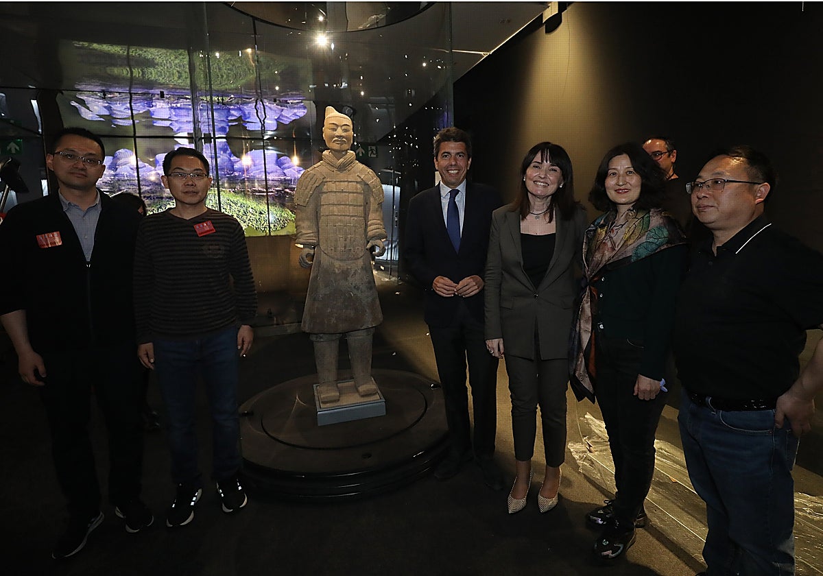 Representantes de la Administración china y de la Diputación de Alicante junto a piezas de la exposición de Los guerreros de Xi´an.