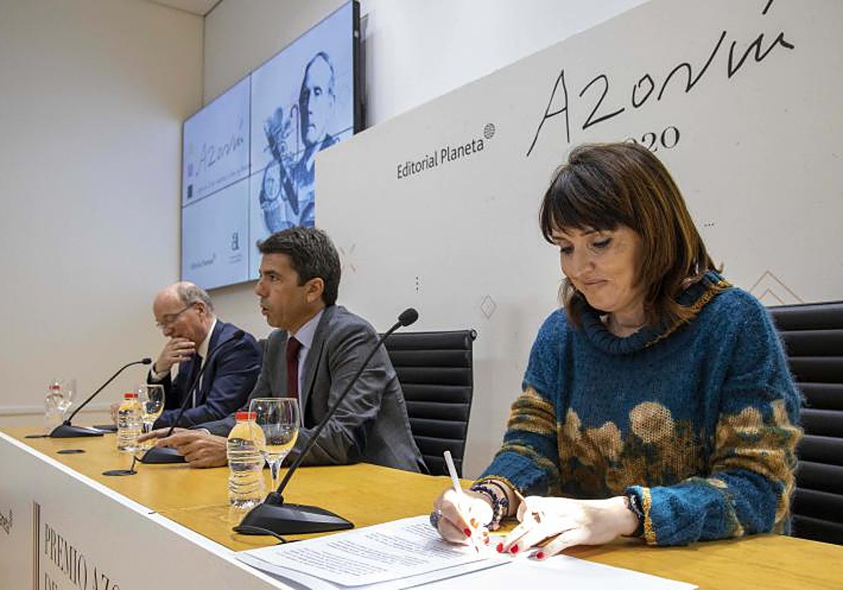 Julia Parra en una rueda de prensa junto a Carlos Mazón.