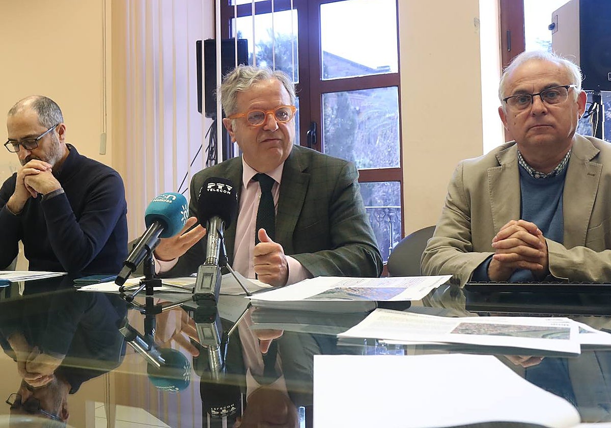 El presidente de la Gerencia Municipal de Urbanismo, Salvador Fuentes, durante una comparecencia