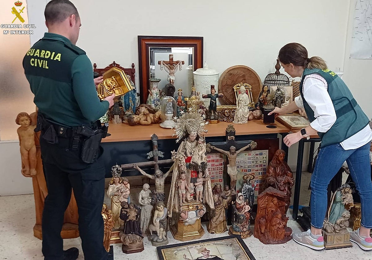 Imagen de las figuras de carácter religiosos y histórico recuperadas por la Guardia Civil