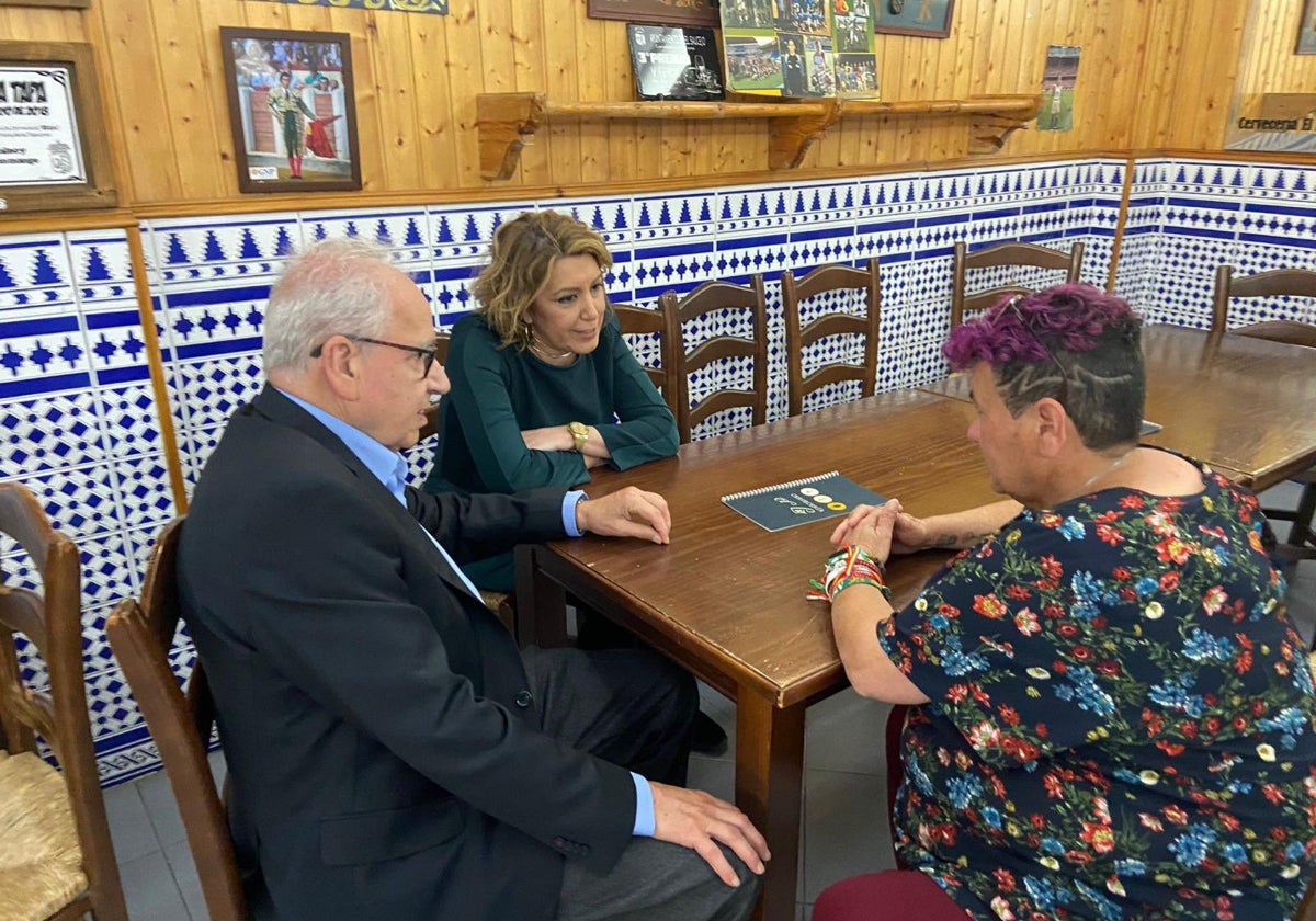 Susana Díaz, Alfonso Guerra y María Moreno Navarro, alcaldesa de El Saucejo, este lunes en el pueblo sevillano