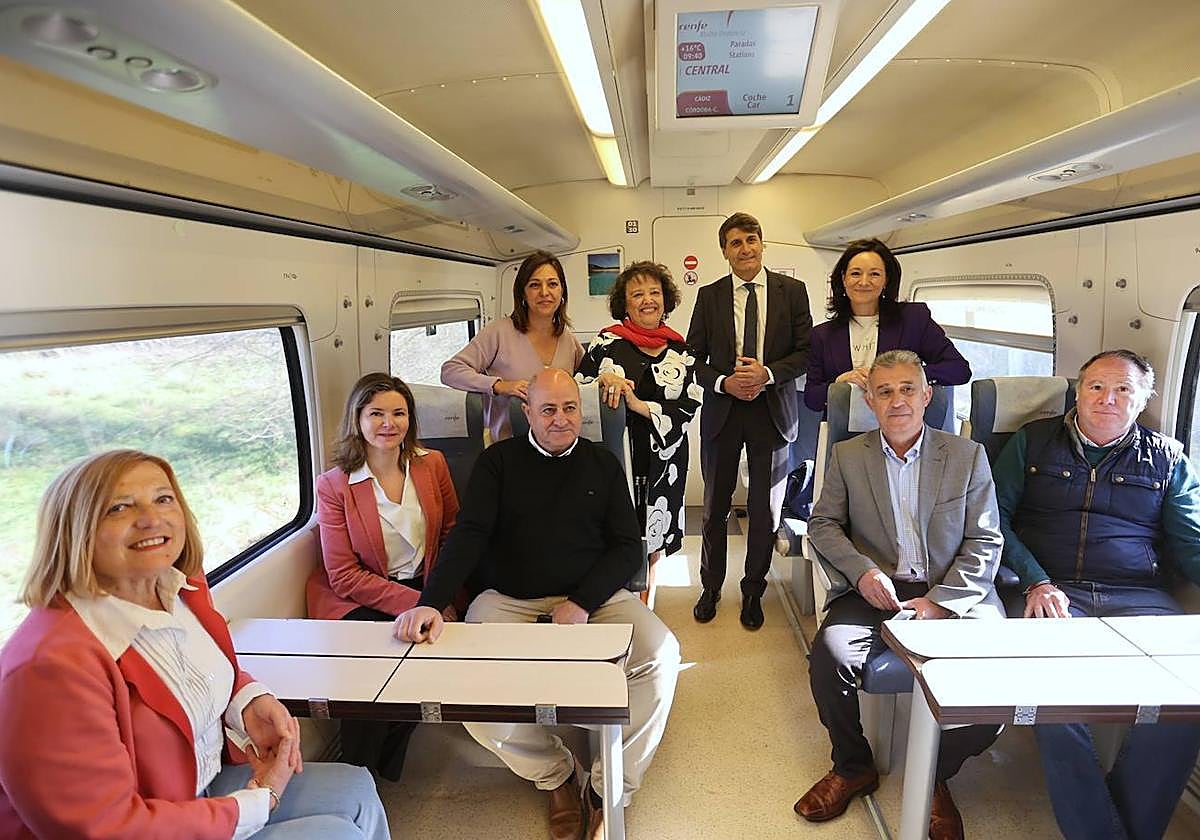 Rallo con autoridades durante el primer viaje inaugural del tren de proximidad