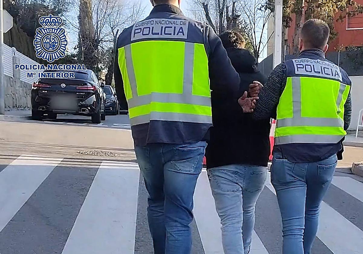 Dos agentes de la Policía Nacional en una imagen archivo