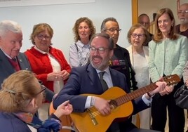 Video | El delegado del Gobierno andaluz en Córdoba se arranca en un acto con la guitarra y el pasadoble de Julio Romero de Torres