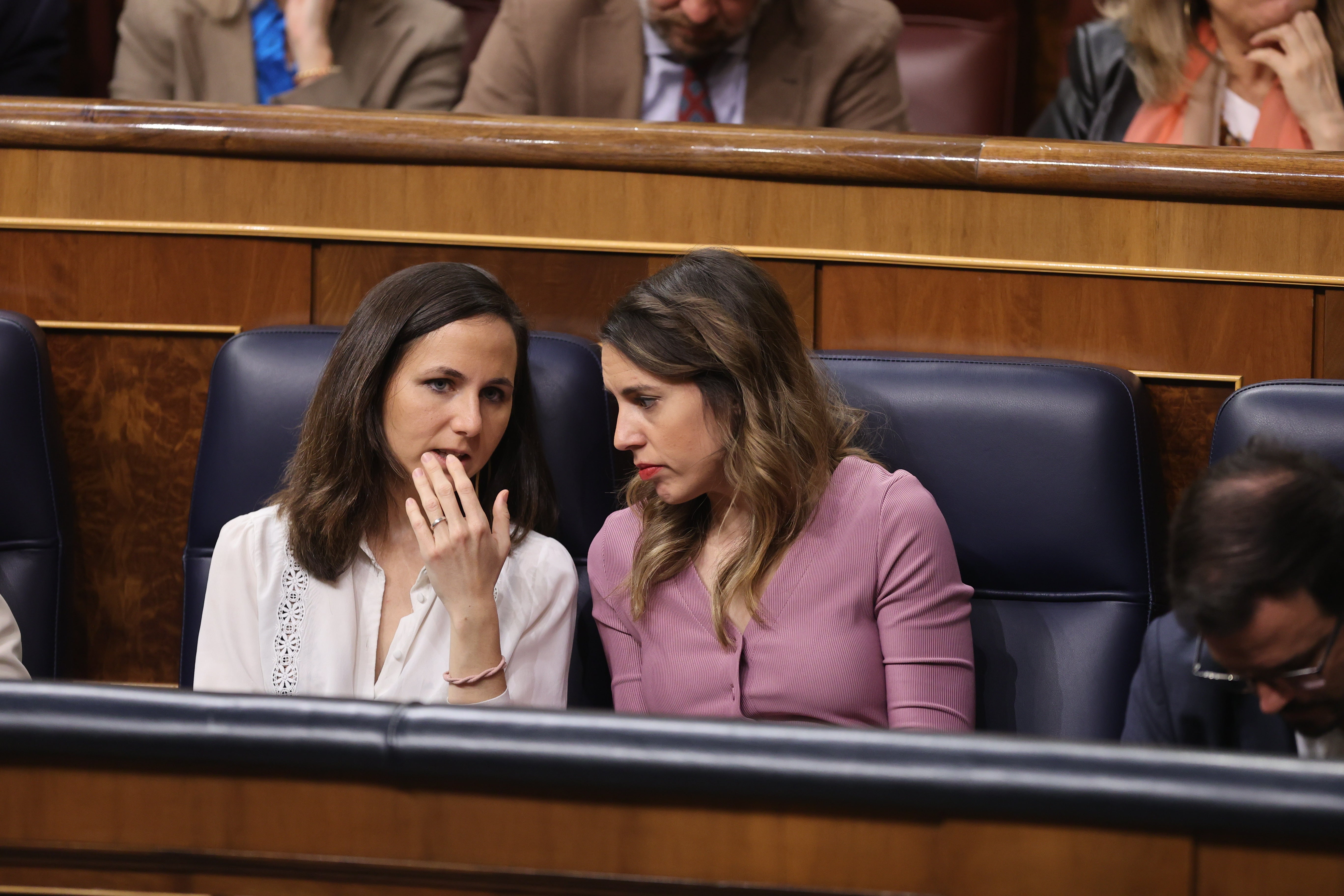 Ione Belarra e Irene Montero, en sus escaños del Congreso, durante la moción de censura