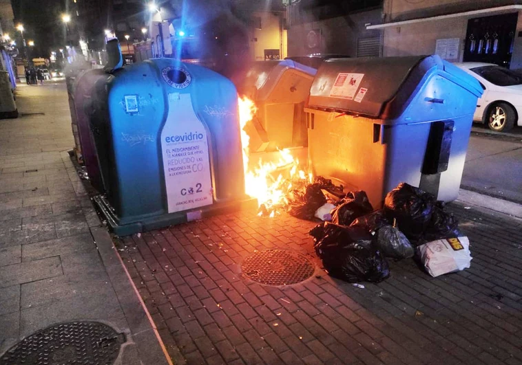 Ola vandálica de quema de contenedores en Ponferrada en la octava noche de huelga de recogida de basuras
