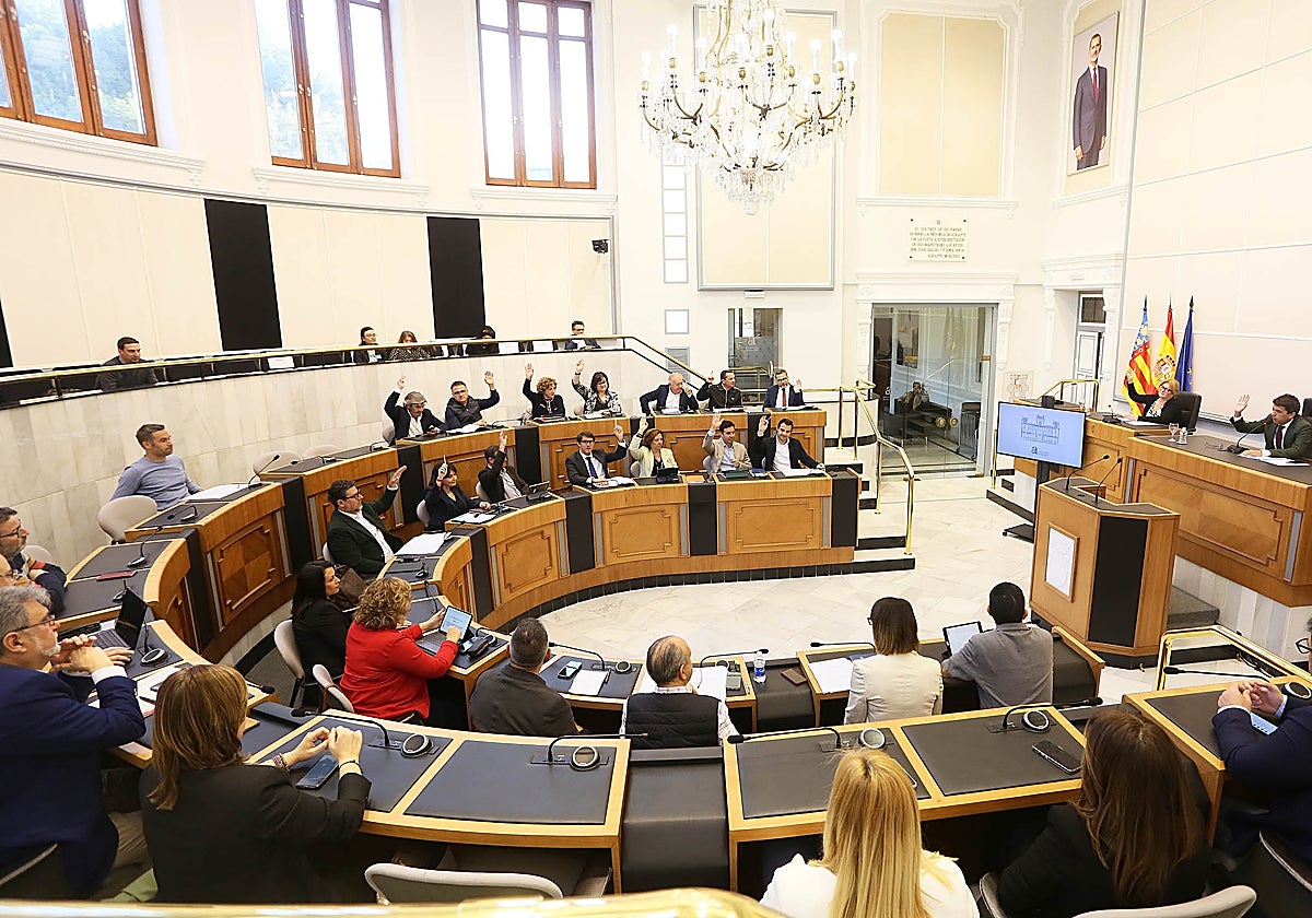 Votación en el Pleno de la Diputación de Alicante, este martes.