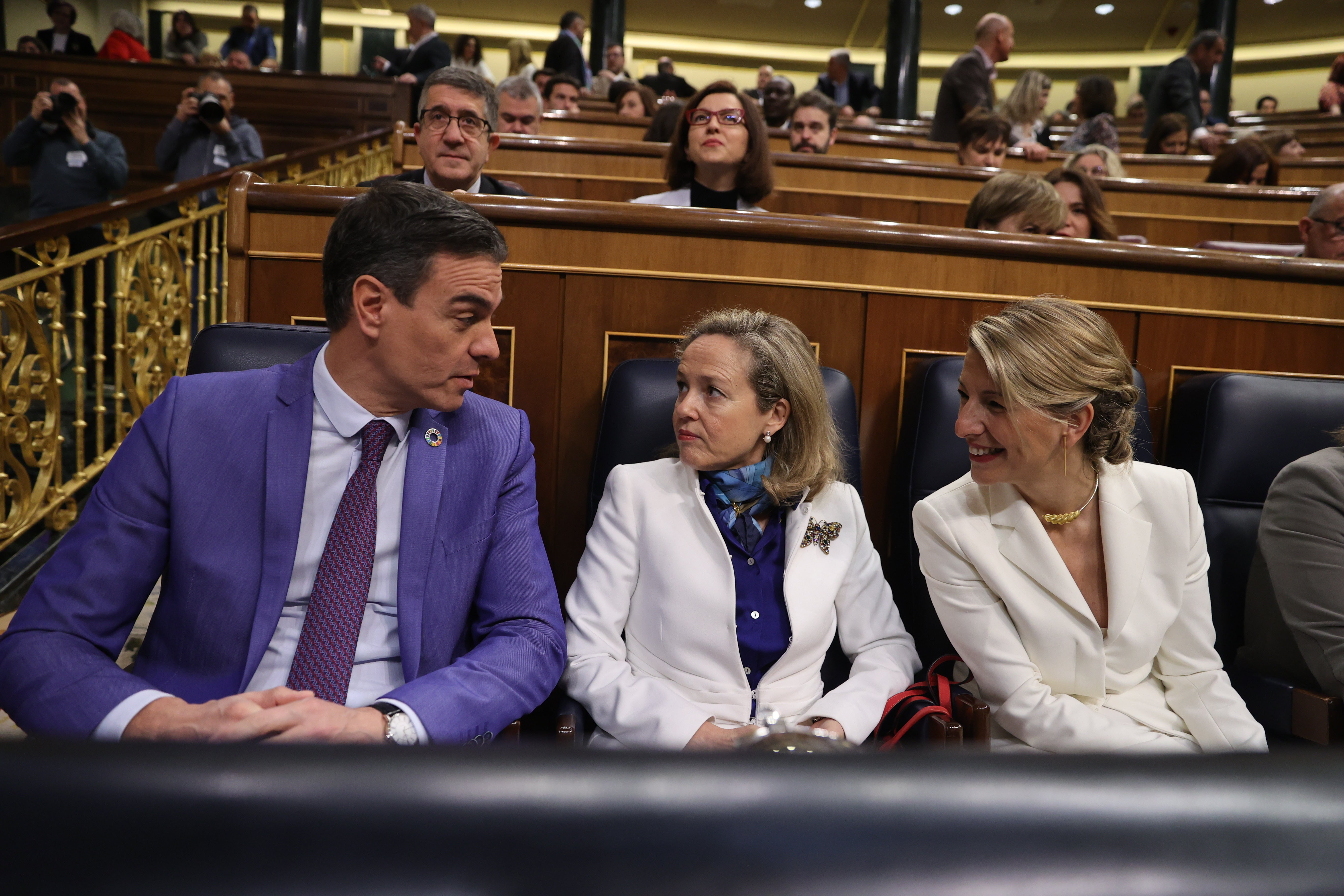 El presidente del Gobierno, Pedro Sánchez, junto a las vicepresidentas Nadia Calviño y Yolanda Díaz