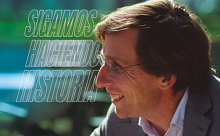 Imagen principal - El actual alcalde de la capital, José Luis Martínez-Almeida, figura en sus imágenes de campaña en traje y de brazos cruzados, corriendo una de sus maratones o mirando a la icónica fuente del Retiro. 