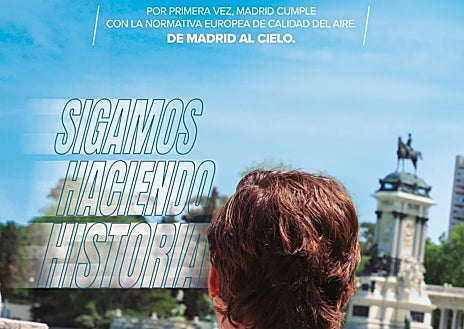 Imagen secundaria 1 - El actual alcalde de la capital, José Luis Martínez-Almeida, figura en sus imágenes de campaña en traje y de brazos cruzados, corriendo una de sus maratones o mirando a la icónica fuente del Retiro. 