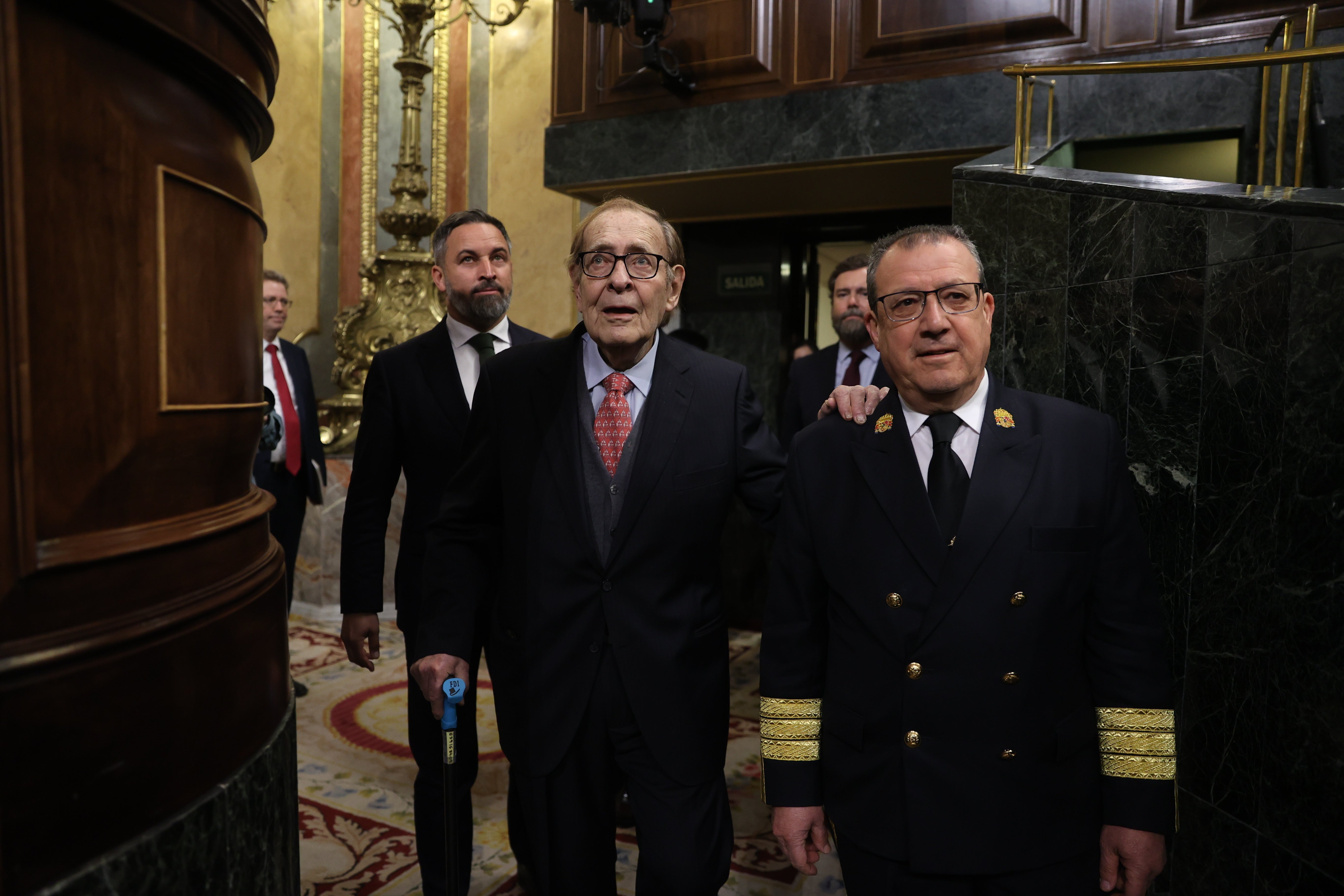 El candidato de Vox, Ramón Tamames, entra en el hemiciclo ayudado de un ujier