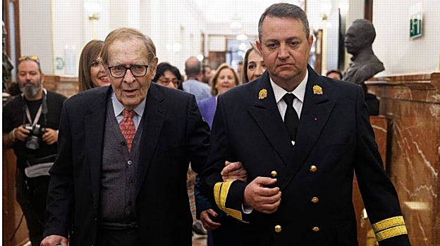 Tamames, acompañado por un ujier del Congreso de los Diputados