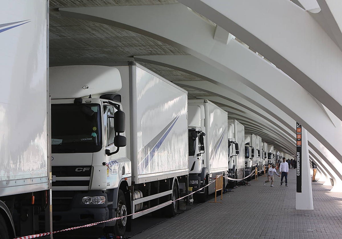 Imagen de los camiones del set de rodaje de Star Wars en la Ciudad de las Artes y las Ciencias en Valencia