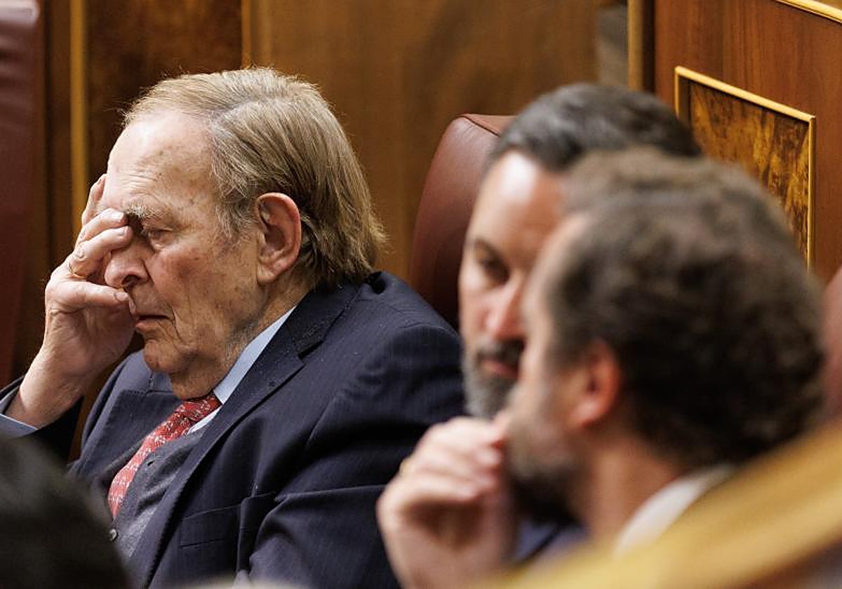 De izquierda a derecha: Ramón Tamames, Santiago Abascal e Iván Espinosa de los Monteros durante el debate de la moción