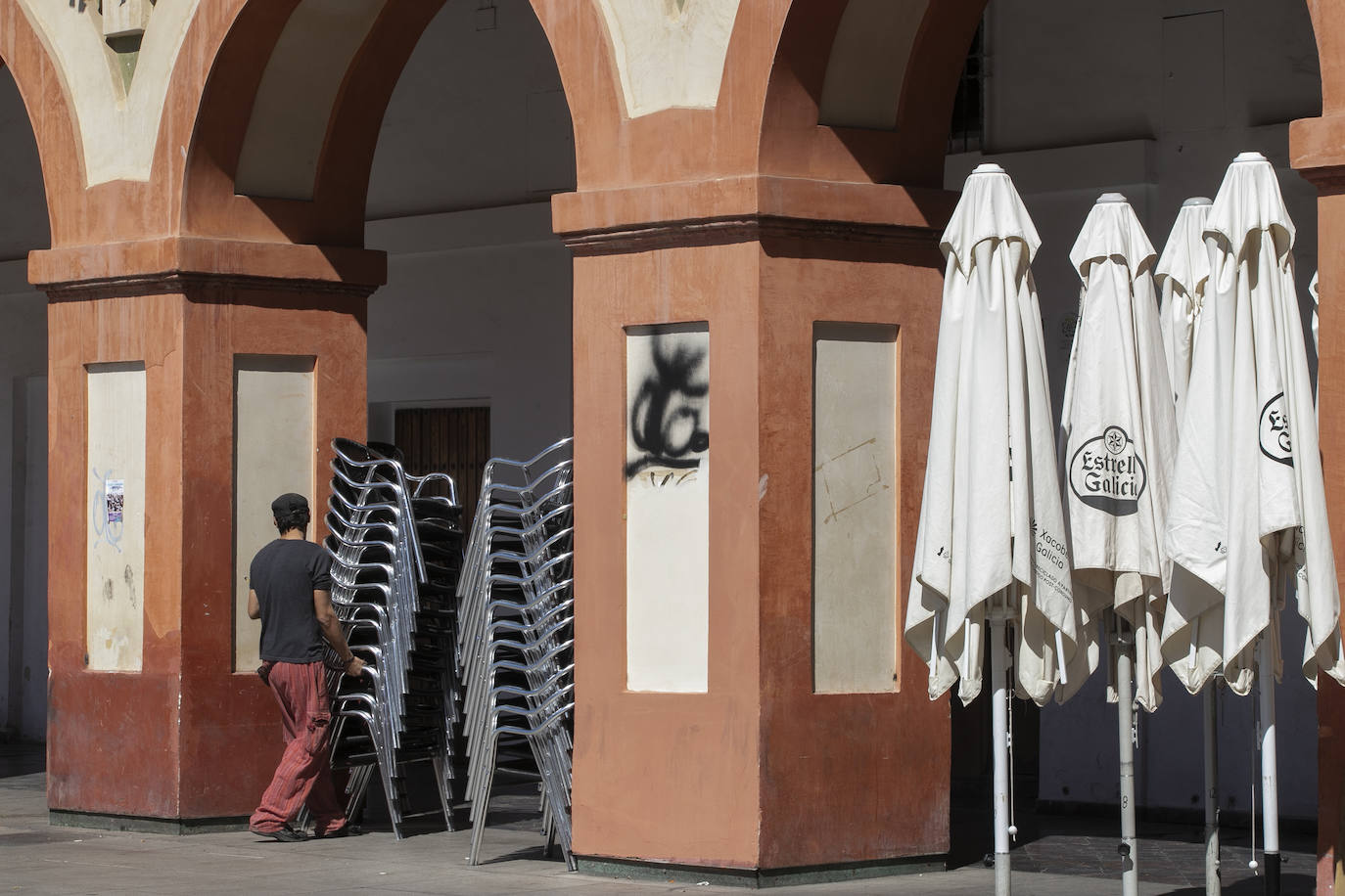 El deterioro de los pilares de la plaza de la Corredera de Córdoba, en imágenes