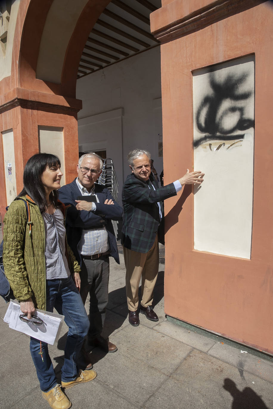 El deterioro de los pilares de la plaza de la Corredera de Córdoba, en imágenes