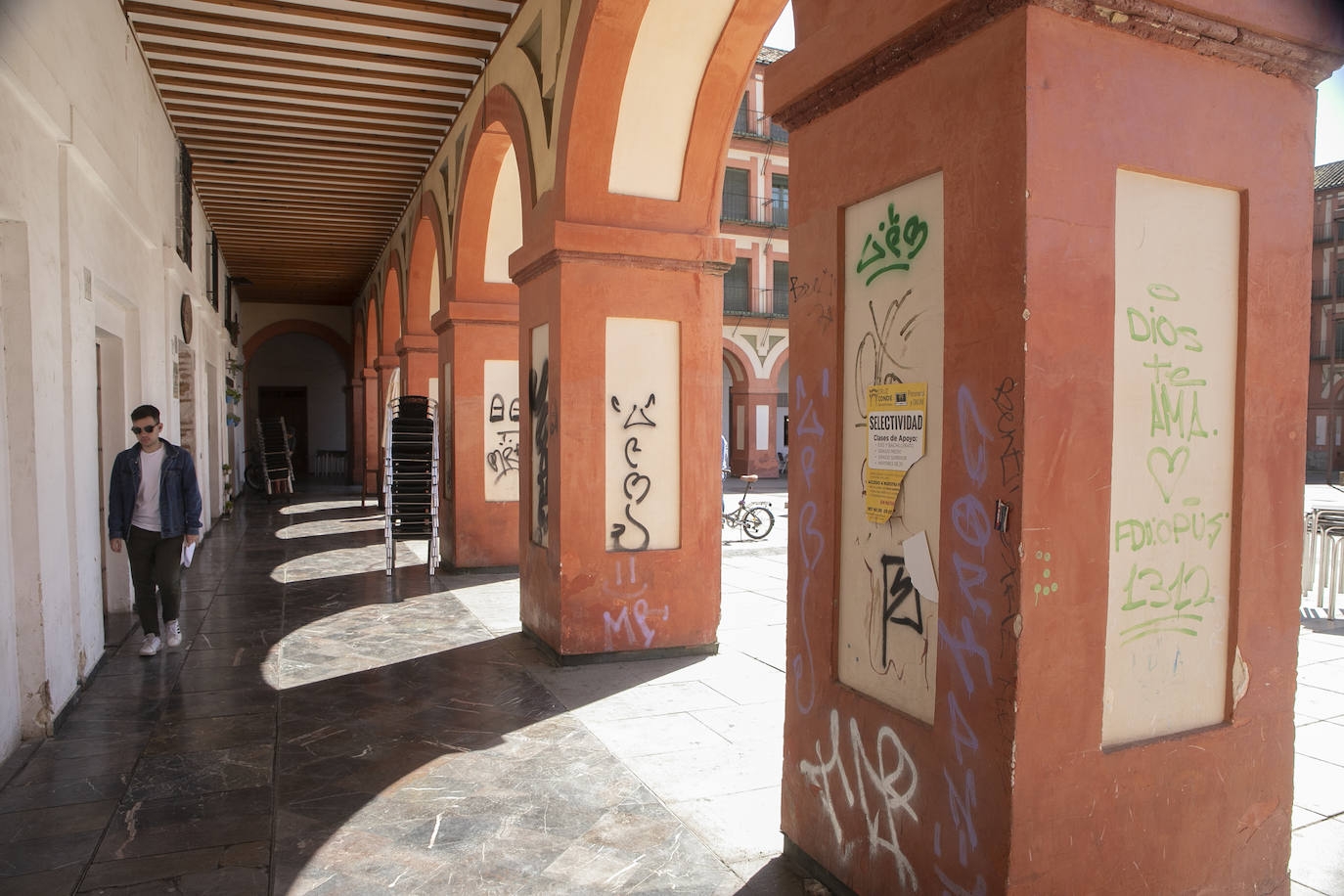 El deterioro de los pilares de la plaza de la Corredera de Córdoba, en imágenes